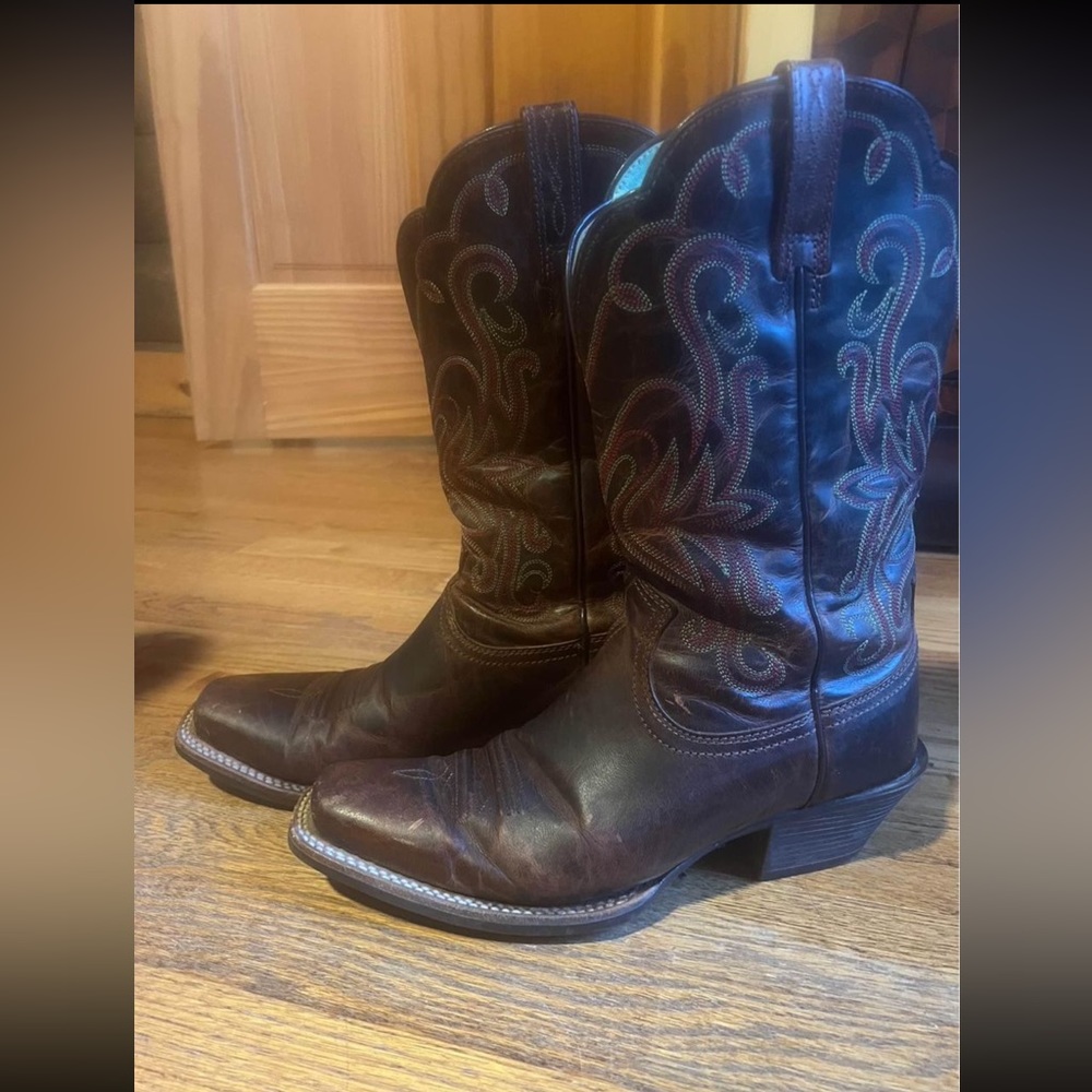 Ariat Beautiful Hand stitched Womens dress Boots. Like new, worn once. Size 7.5